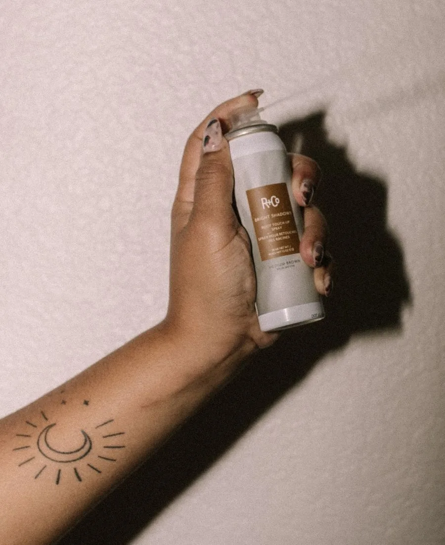 R+Co Спрей для подкрашивания корней волос Bright Shadows Root Black Touch Up Spray, 1,5 унции — фото 2
