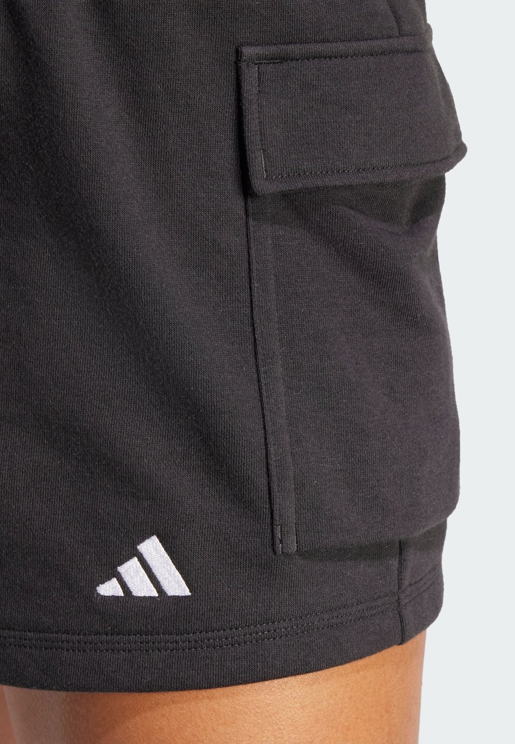 Спортивные шорты ESSENTIALS SMALL LOGO CARGO  adidas Sportswear, черный — фото 3