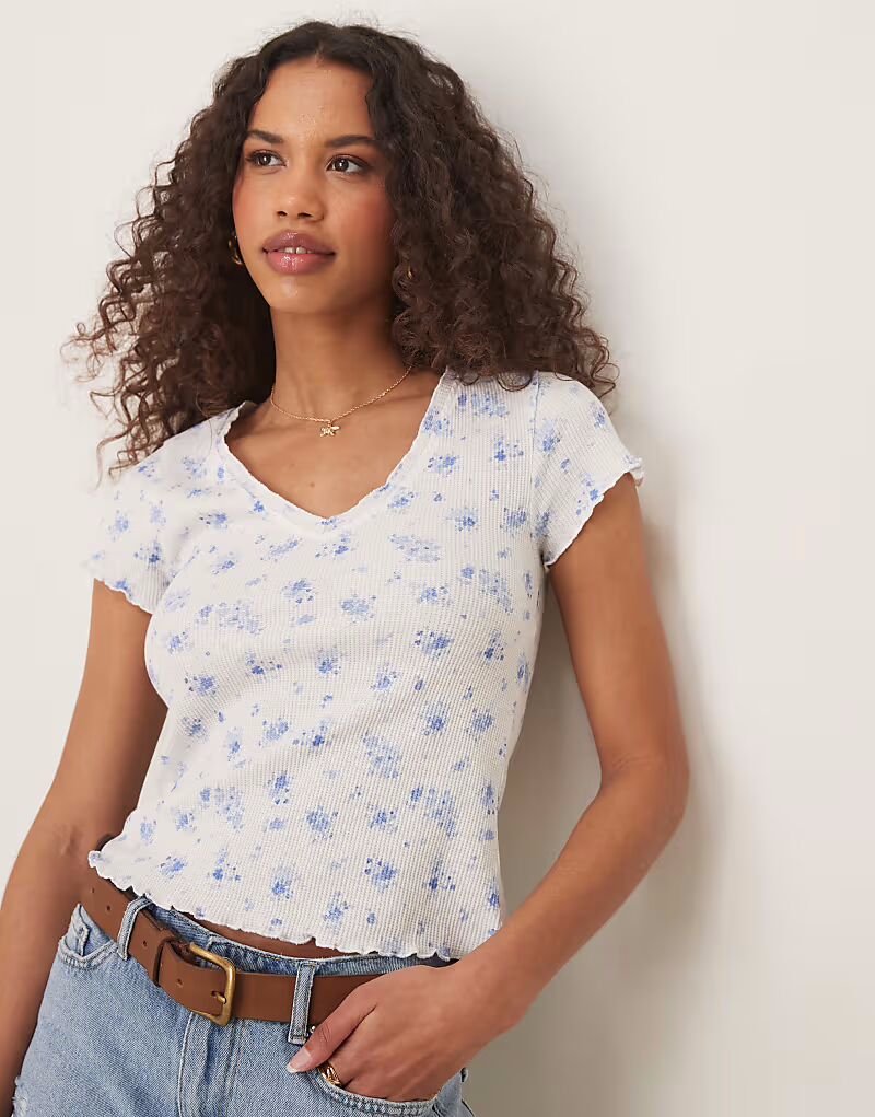 

Футболка ASOS DESIGN с вафельным V-образным вырезом и оверлочной отделкой с мелким принтом