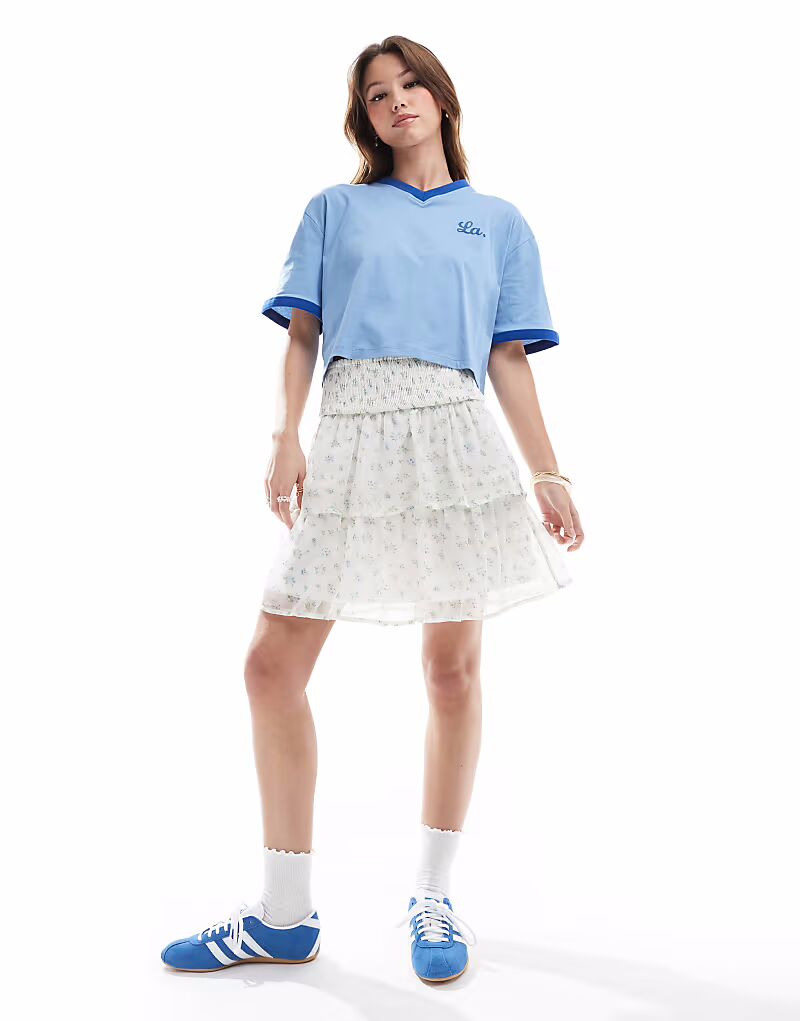 

Синяя мини-юбка с ярким цветочным принтом Vero Moda Smilla