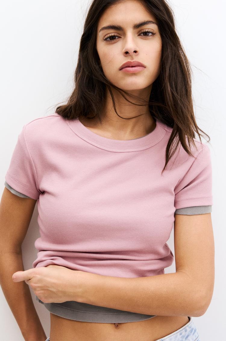

Укороченная футболка в рубчик Pull And Bear, розовый