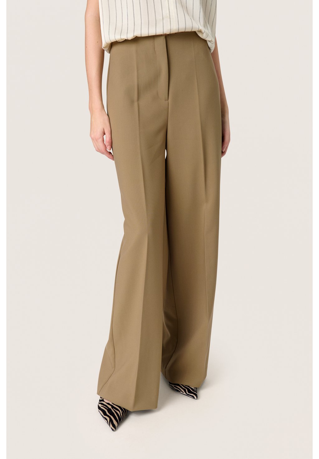 

Брюки CORINNE WIDE LONG Soaked in Luxury, зеленый