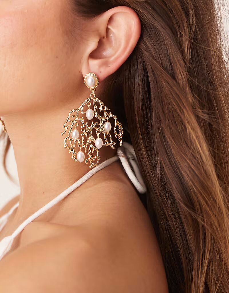 

Серьги-гвоздики из кораллов с искусственным жемчугом золотистого оттенка Asos Design