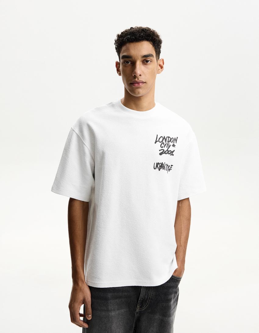 

Футболка из плюша с короткими рукавами и принтом Bershka, белый