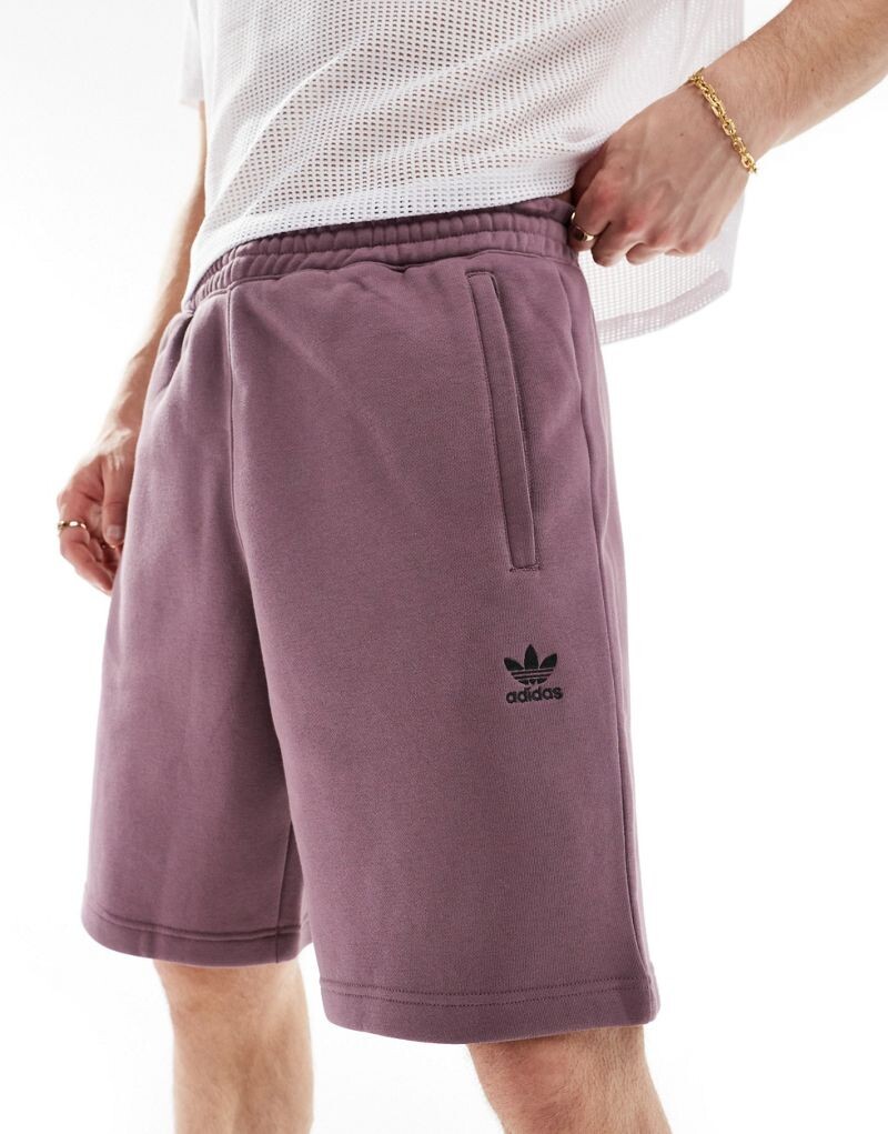

Фиолетовые шорты adidas Essentials