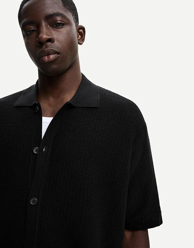 

Текстурированная рубашка Bershka с короткими рукавами черного цвета