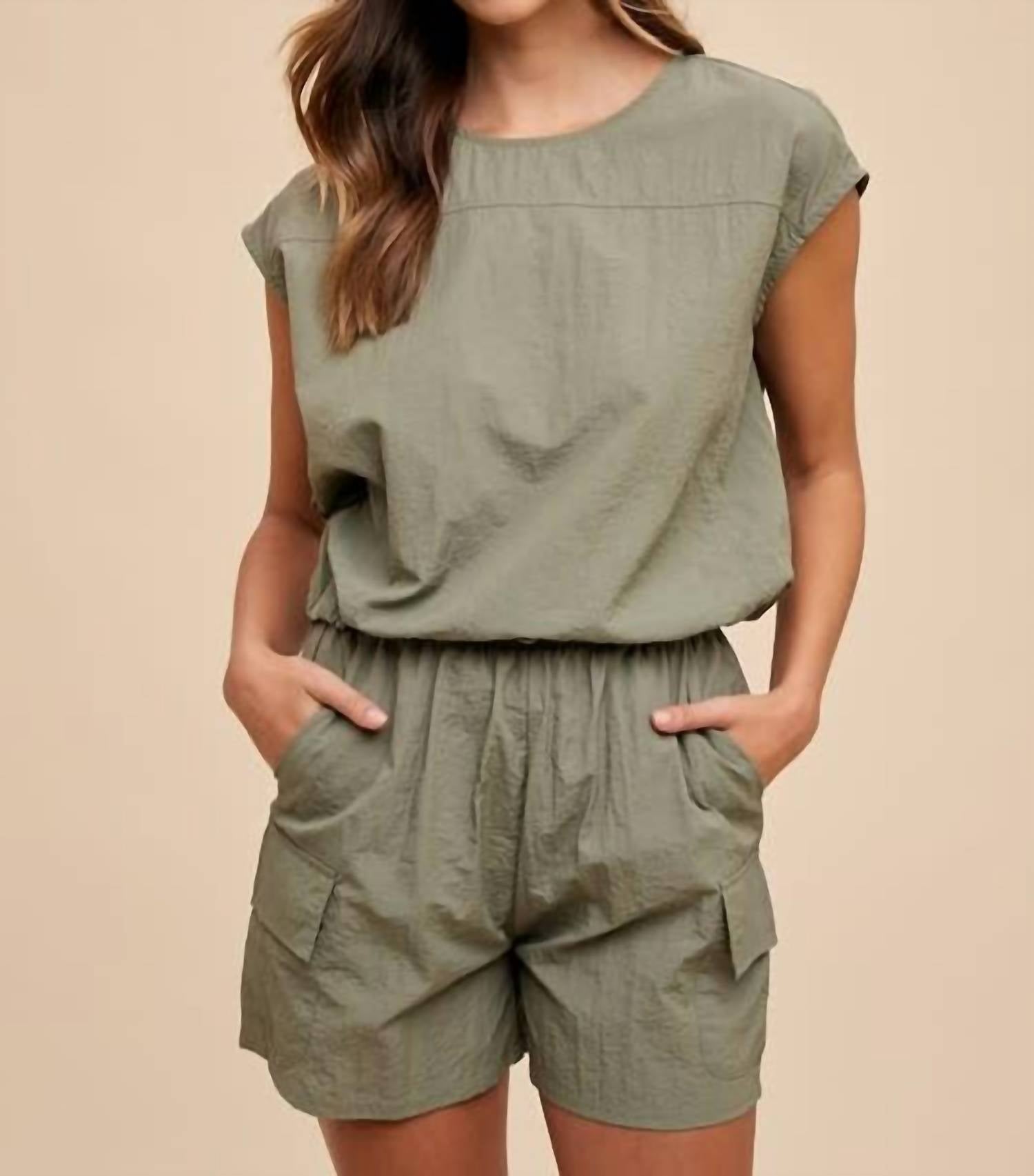 

AnnieWear Комплект из спортивной футболки и шорт-карго в оливковом цвете