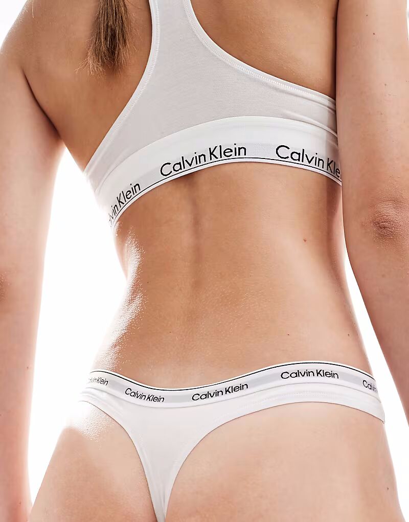 Белые стринги с низкой посадкой и современным логотипом Calvin Klein — фото 2