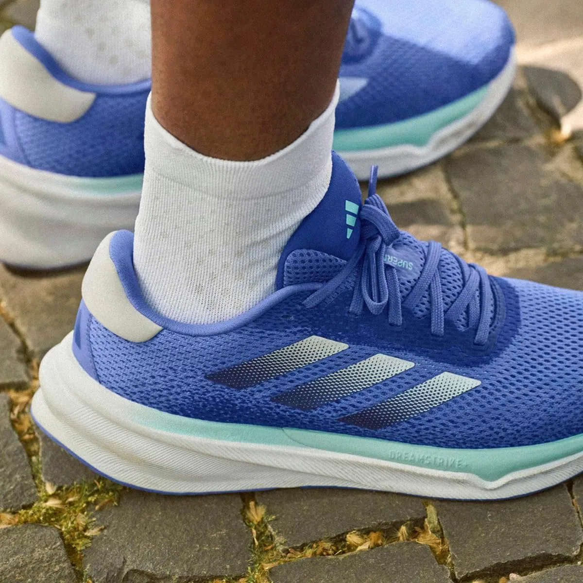 Мужские беговые кроссовки Adidas Supernova Stride M темно-синего цвета — фото 2