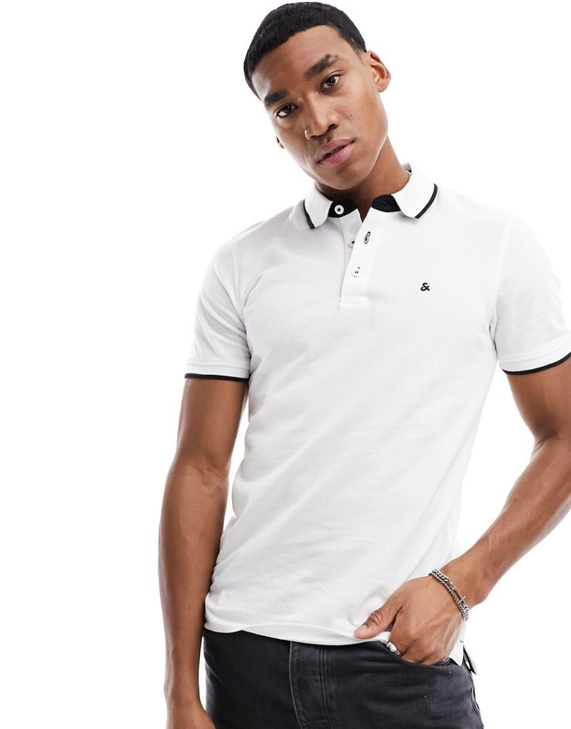 

Jack & Jones — Essentials — белая рубашка-поло приталенного кроя с логотипом и контрастной отделкой