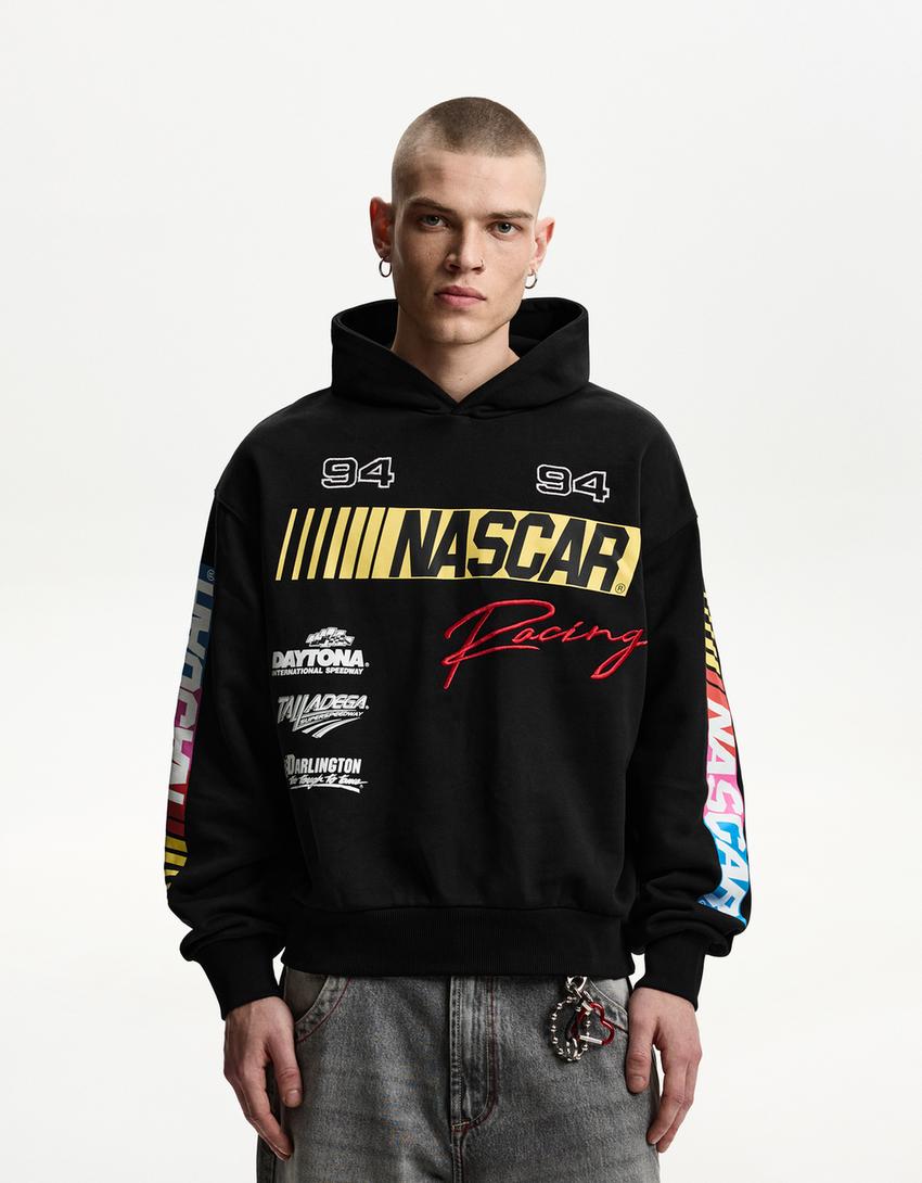 

Толстовка свободного кроя с принтом Nascar Bershka, черный