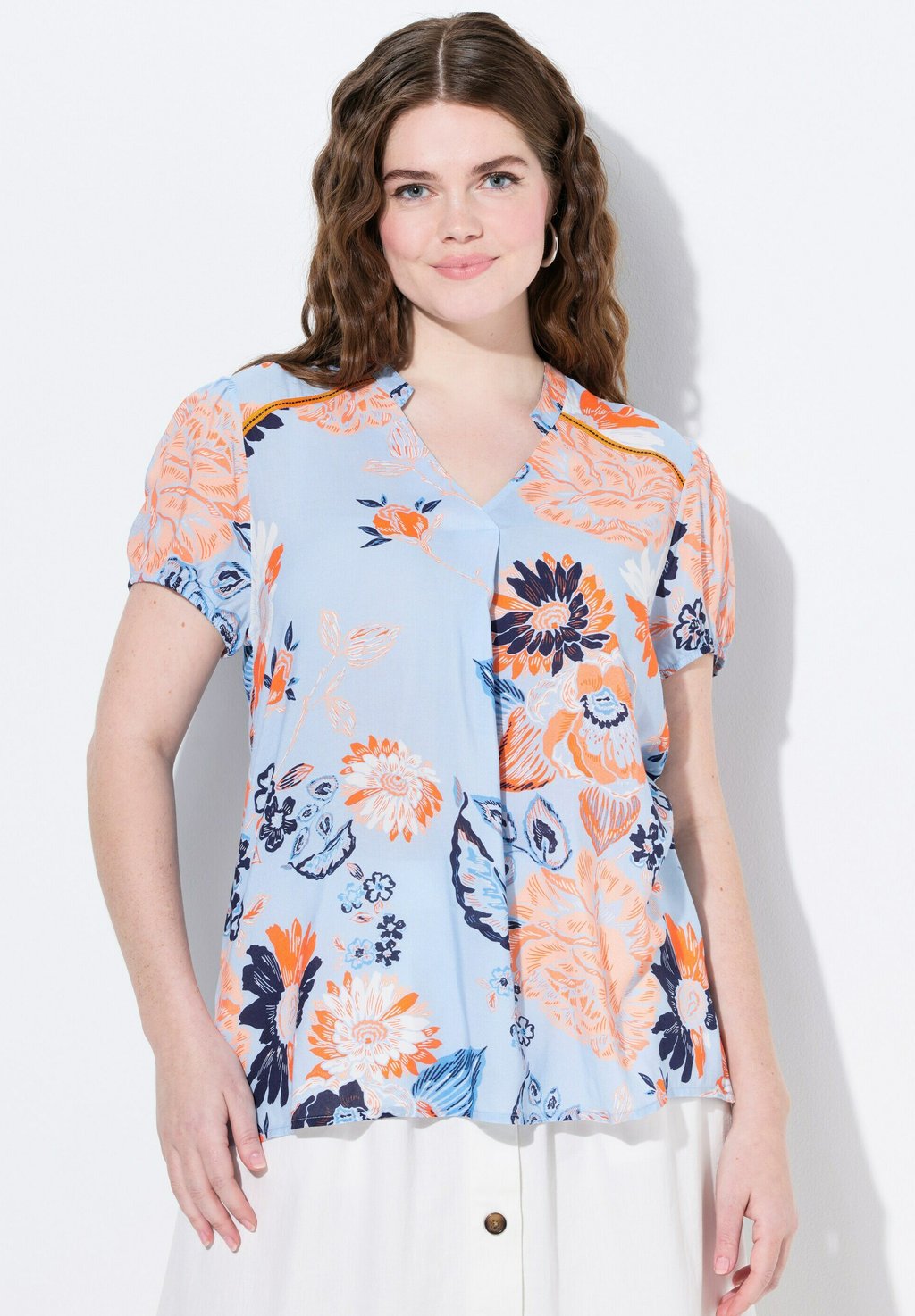 

Блуза SUMMER FLORAL SHORT SLEEVE V-NECK Ulla Popken, светло-голубой