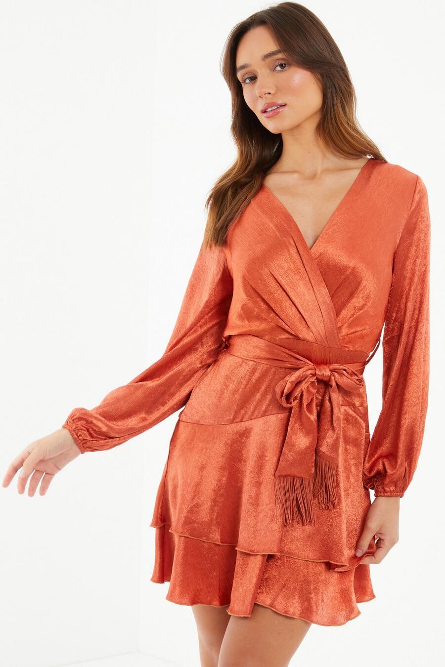 

Платье-футляр с запахом из ржавого атласа и бахромой QUIZ Clothing