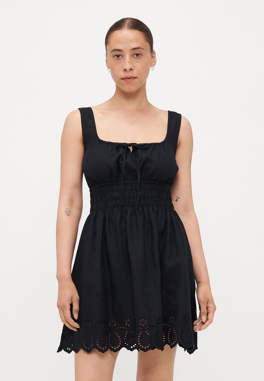 

Повседневное платье TIE SMOCKED MINI DRESS GAP Petite, черный