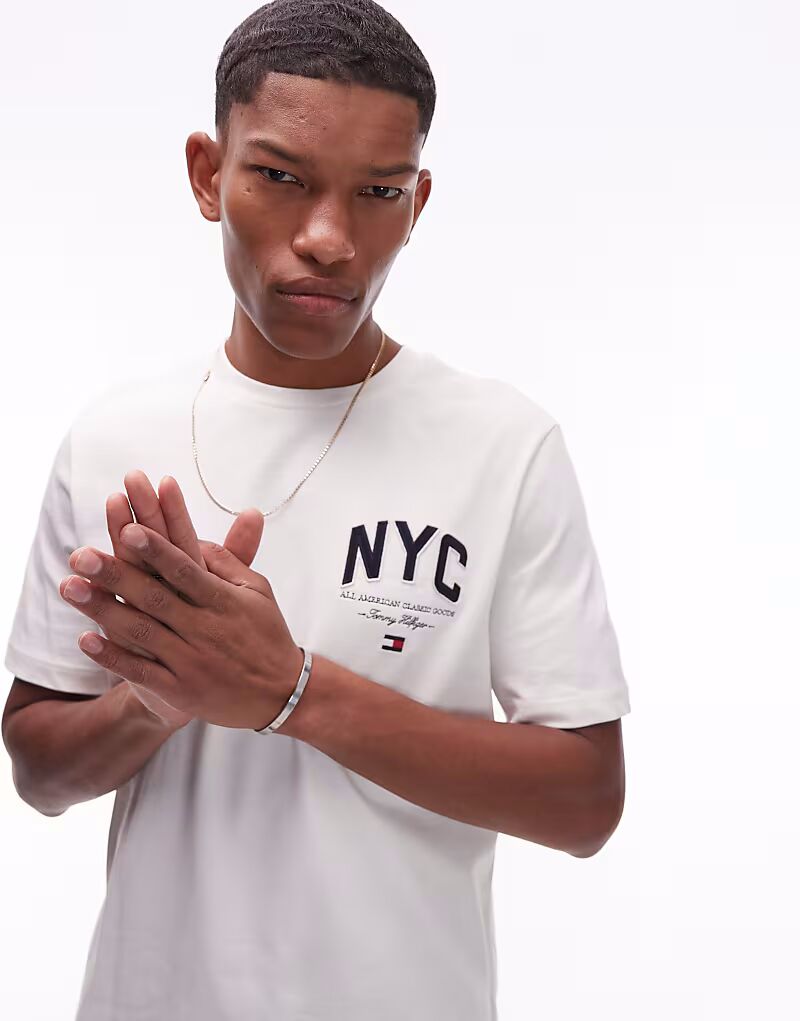 

Футболка Tommy Hilfiger nyc script в цвете «кремовый»