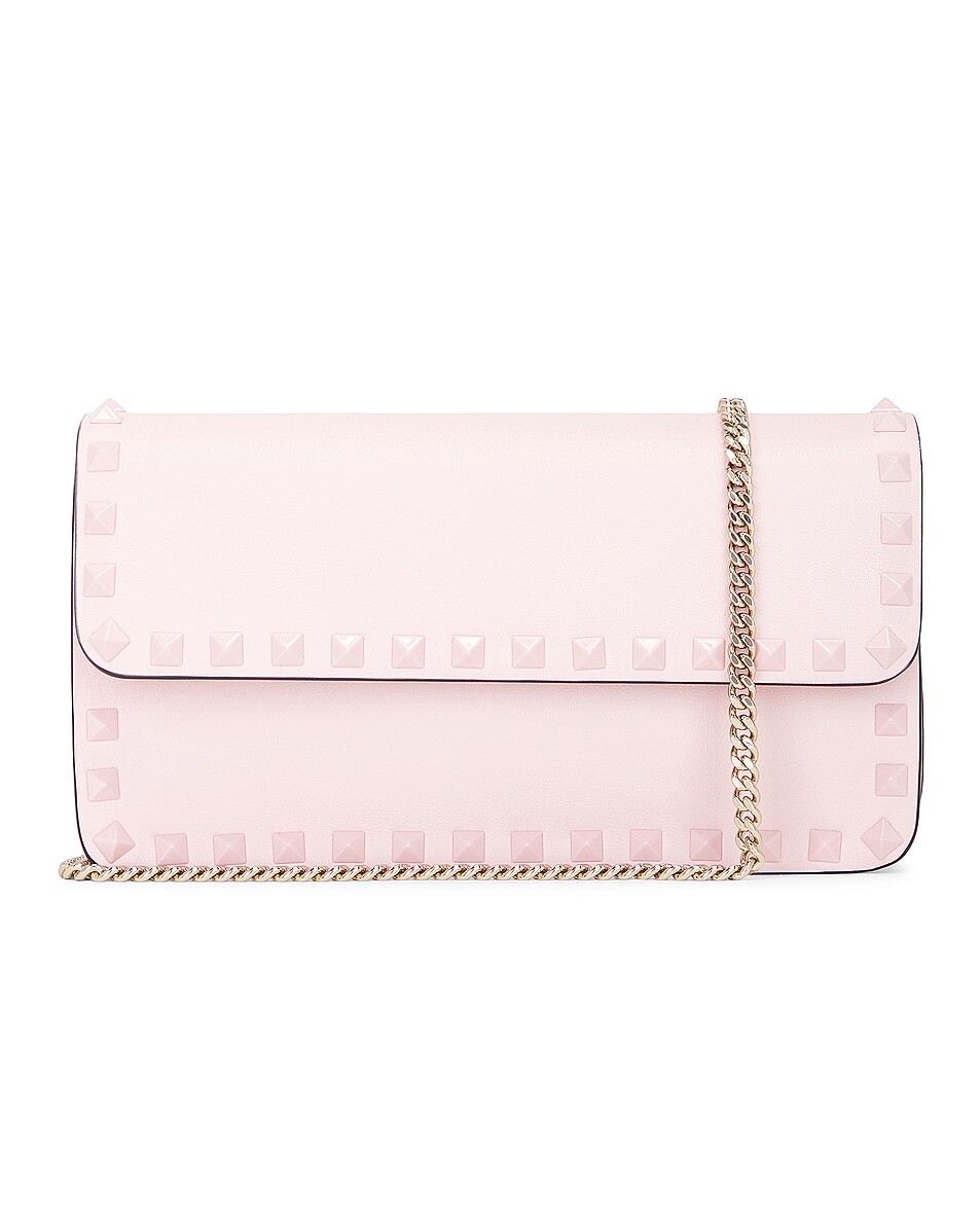 

Чехол-клатч Rockstud Valentino Garavani, цвет Rose Quartz