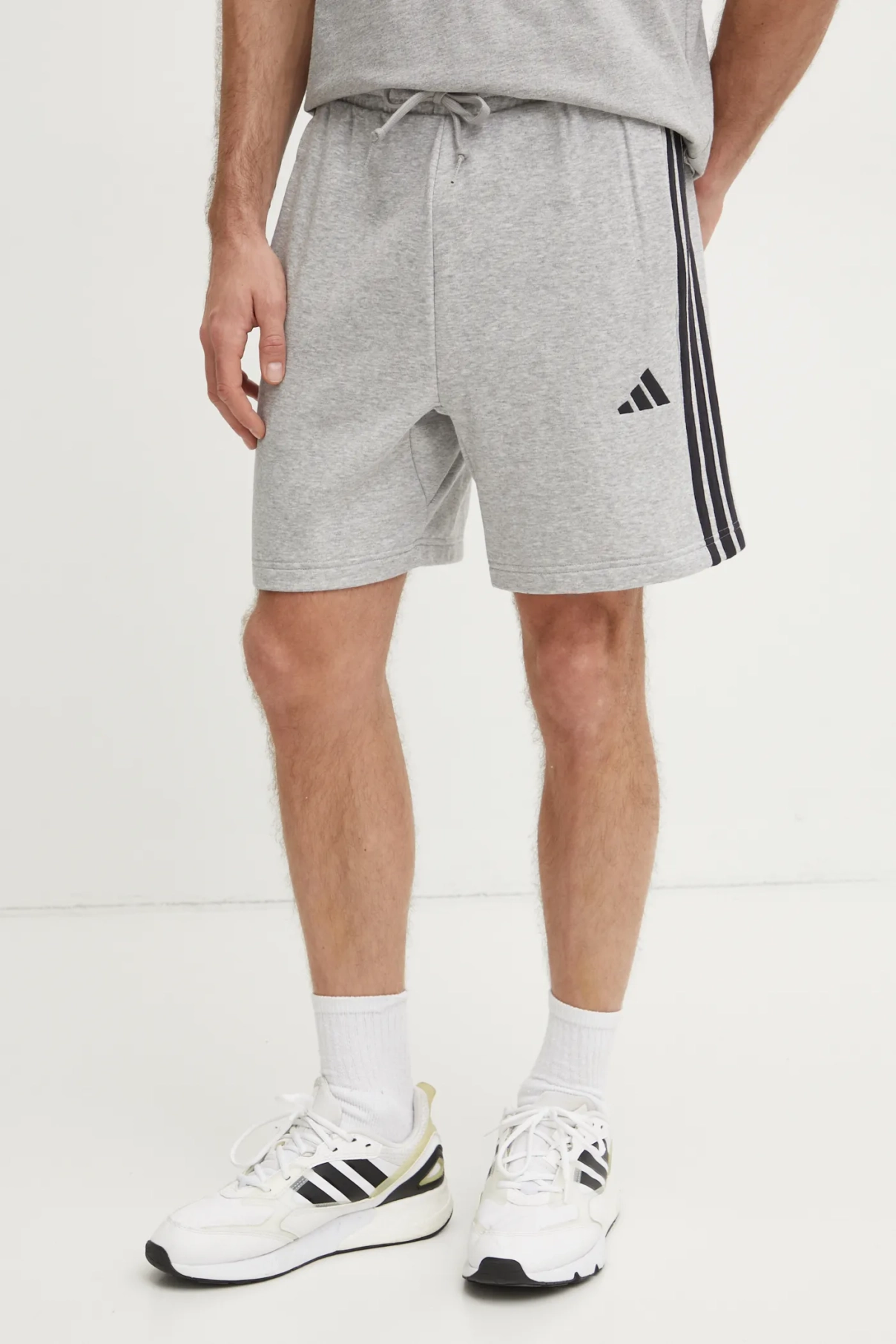 

Базовые шорты adidas, серый