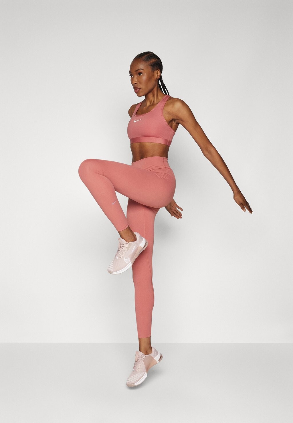 

Спортивные бюстгальтеры со средней поддержкой BRA Nike, розовый