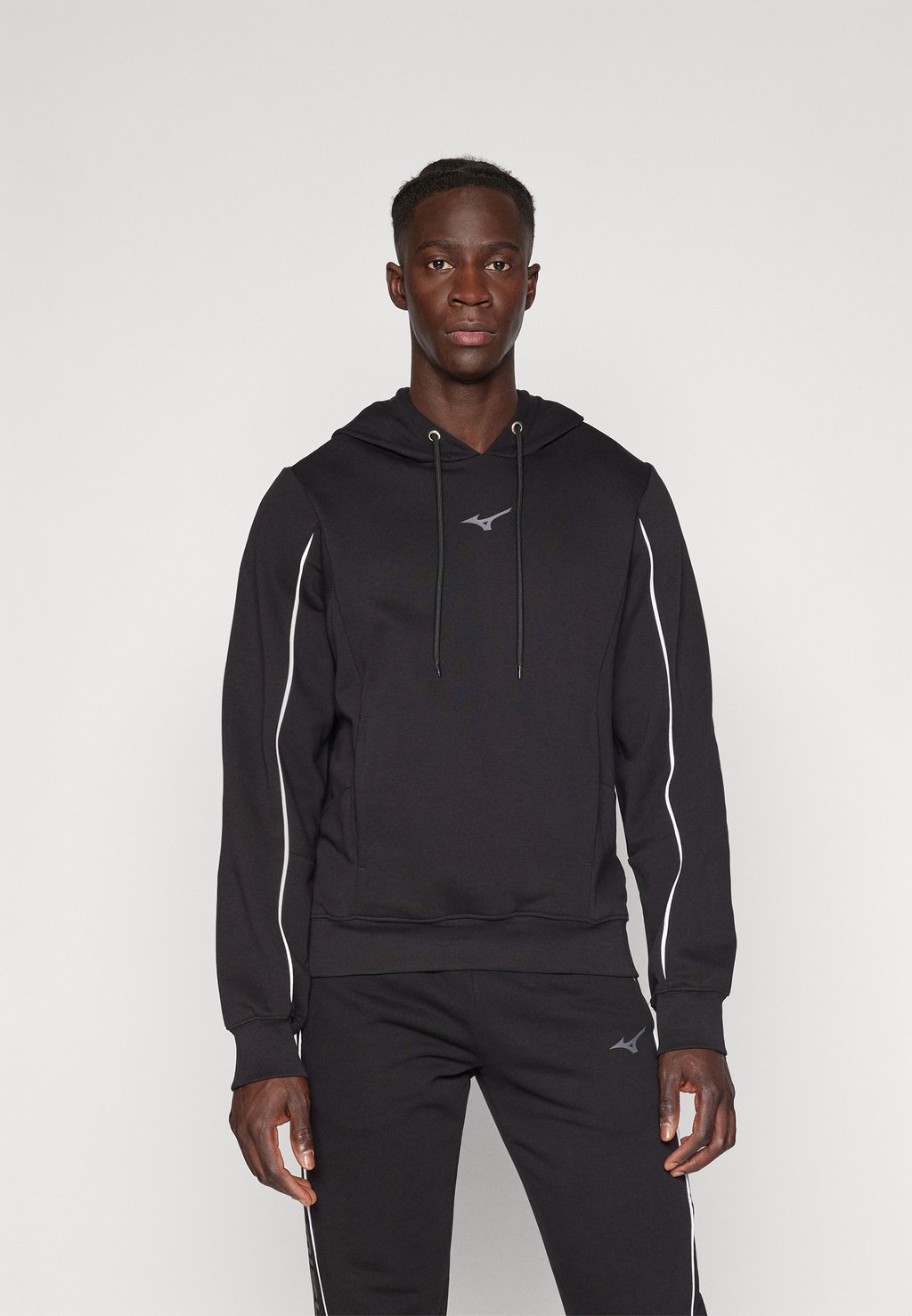 

Толстовка с капюшоном ATHLETICS HOODY Mizuno, черный