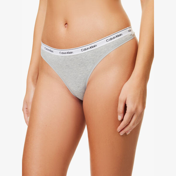 Современные стринги с низкой посадкой из эластичного хлопка с логотипом Calvin Klein, серый — фото 3