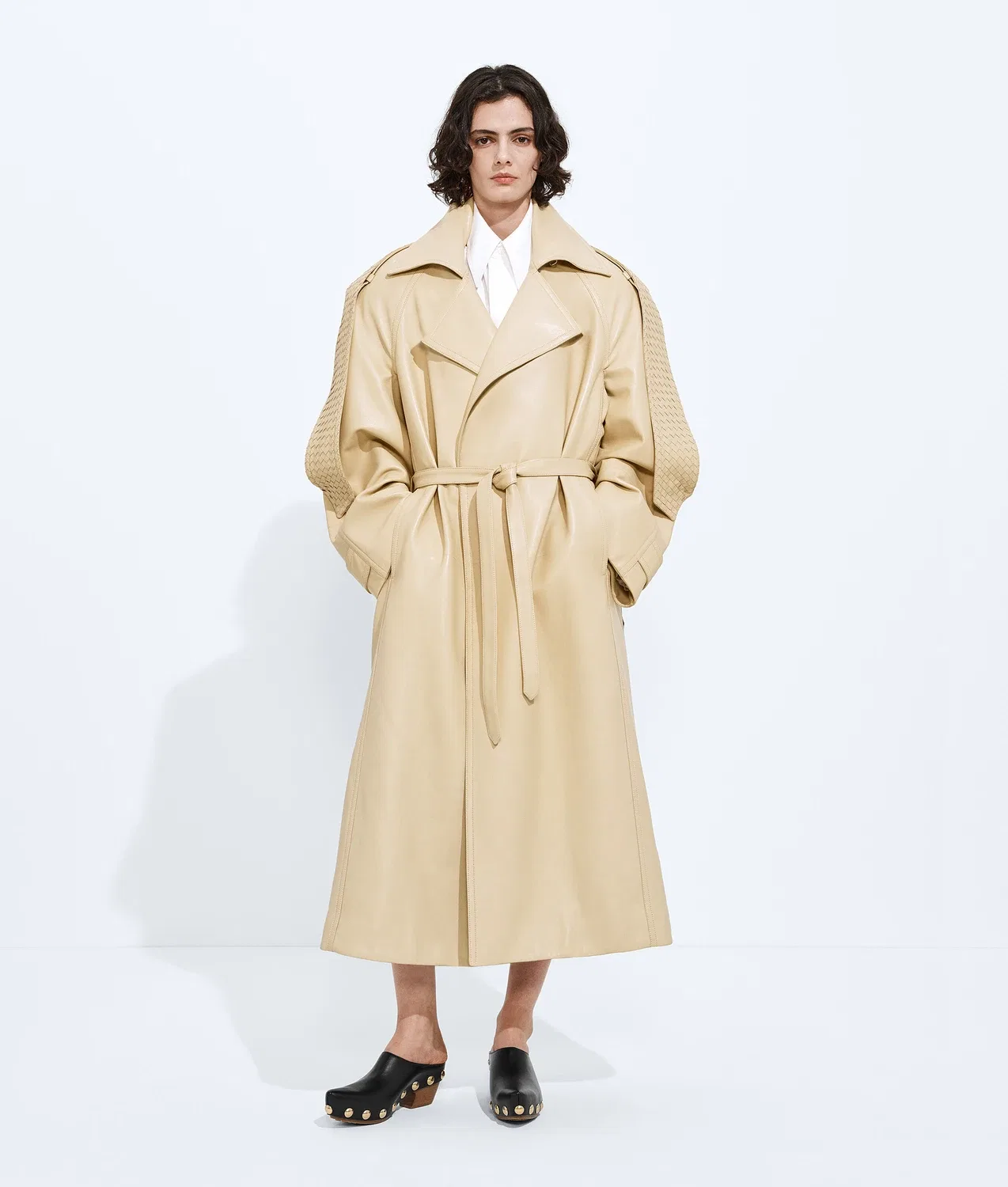 Плащ из полублестящей кожи BOTTEGA VENETA, бежевый