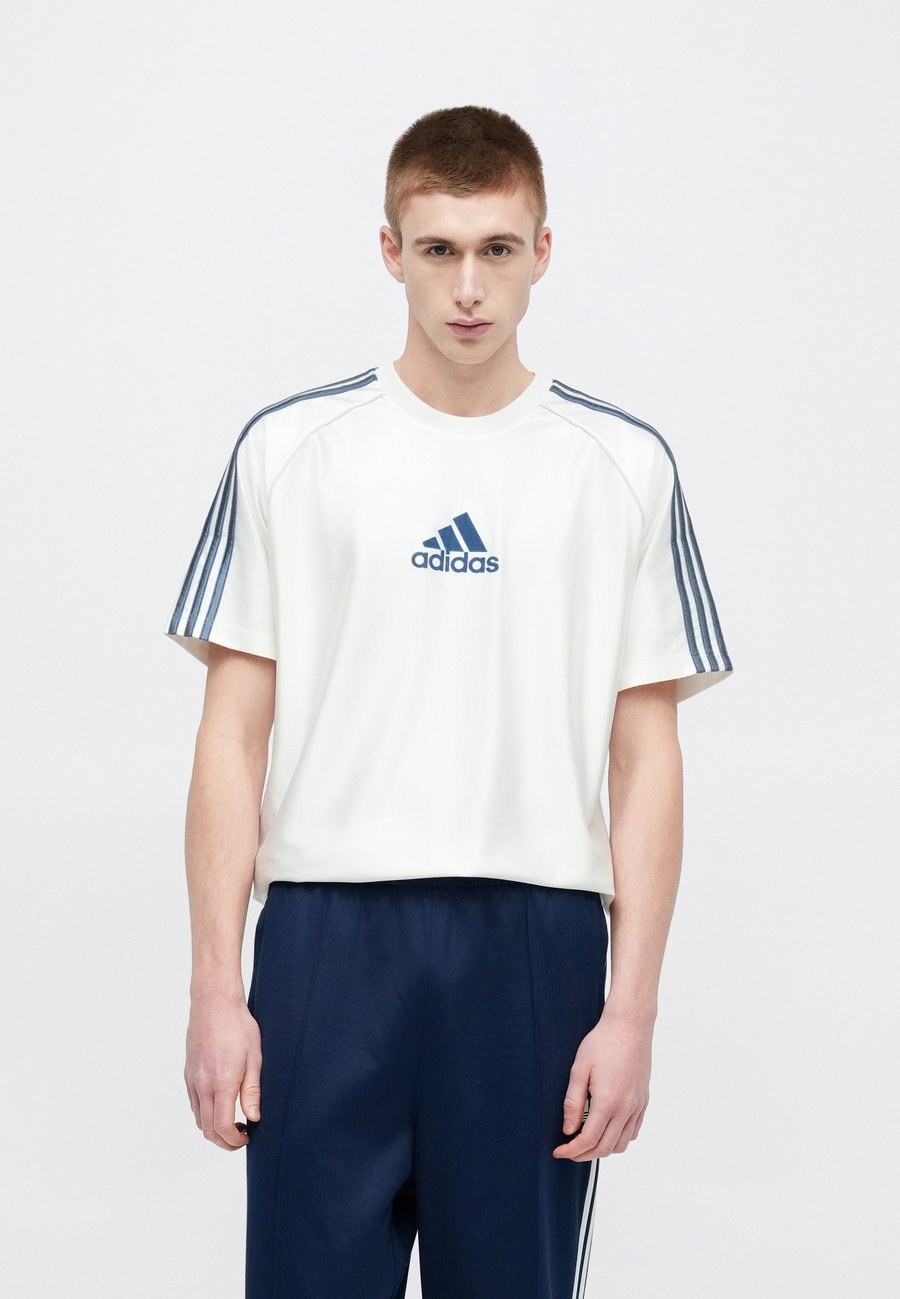 Футболка Adidas Originals BOS TEE, White/Preloved Ink/White — фото 4