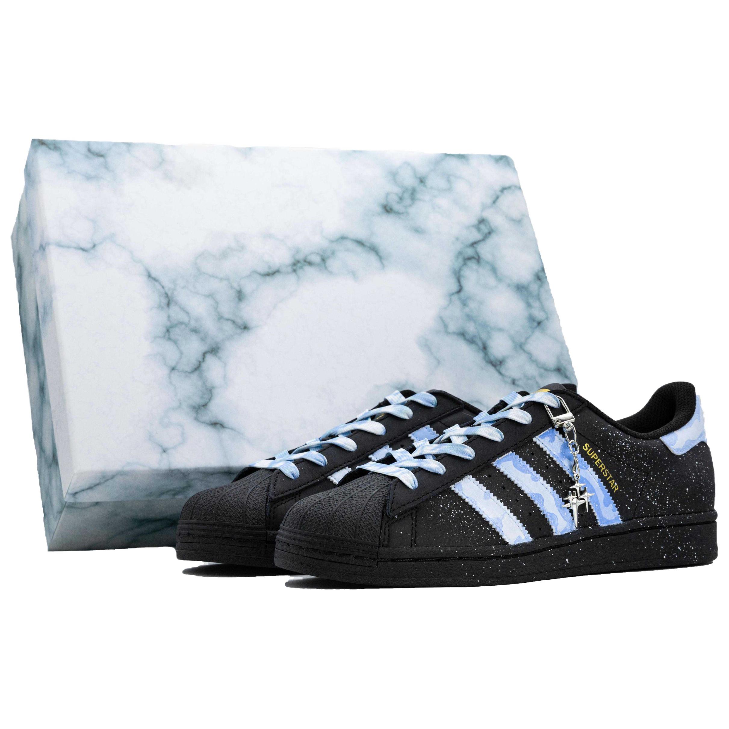 

Adidas Originals Кроссовки SUPERSTAR Dark Blue Starlight Box низкие скейтерские унисекс черные с темно-синим звездным сиянием (Dreamy Box), цвет Dark Blue Starlight (Dreamy Box)