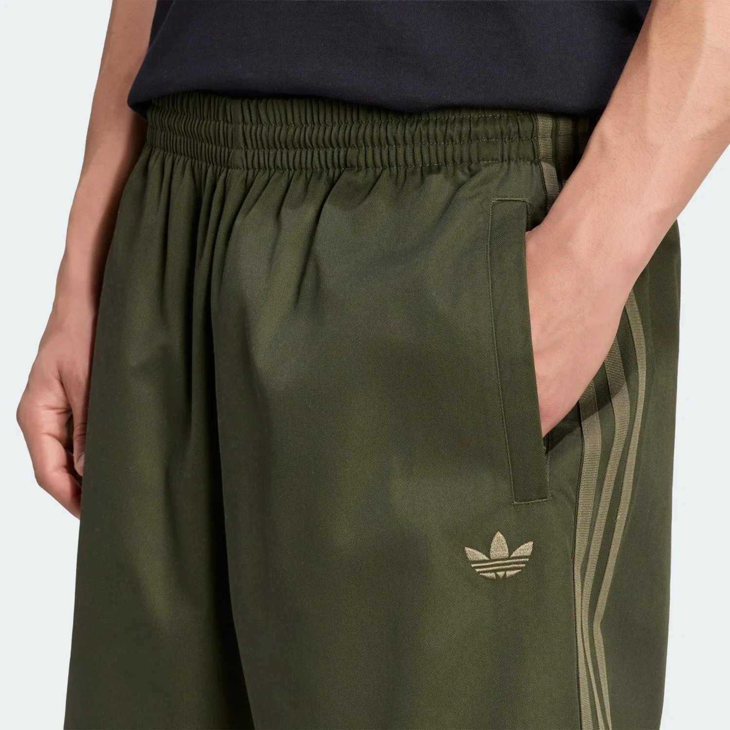 Шорты-мешки Adidas Originals Baggy Pants Adicolor Sst цвета хаки и темно-зеленого — фото 4
