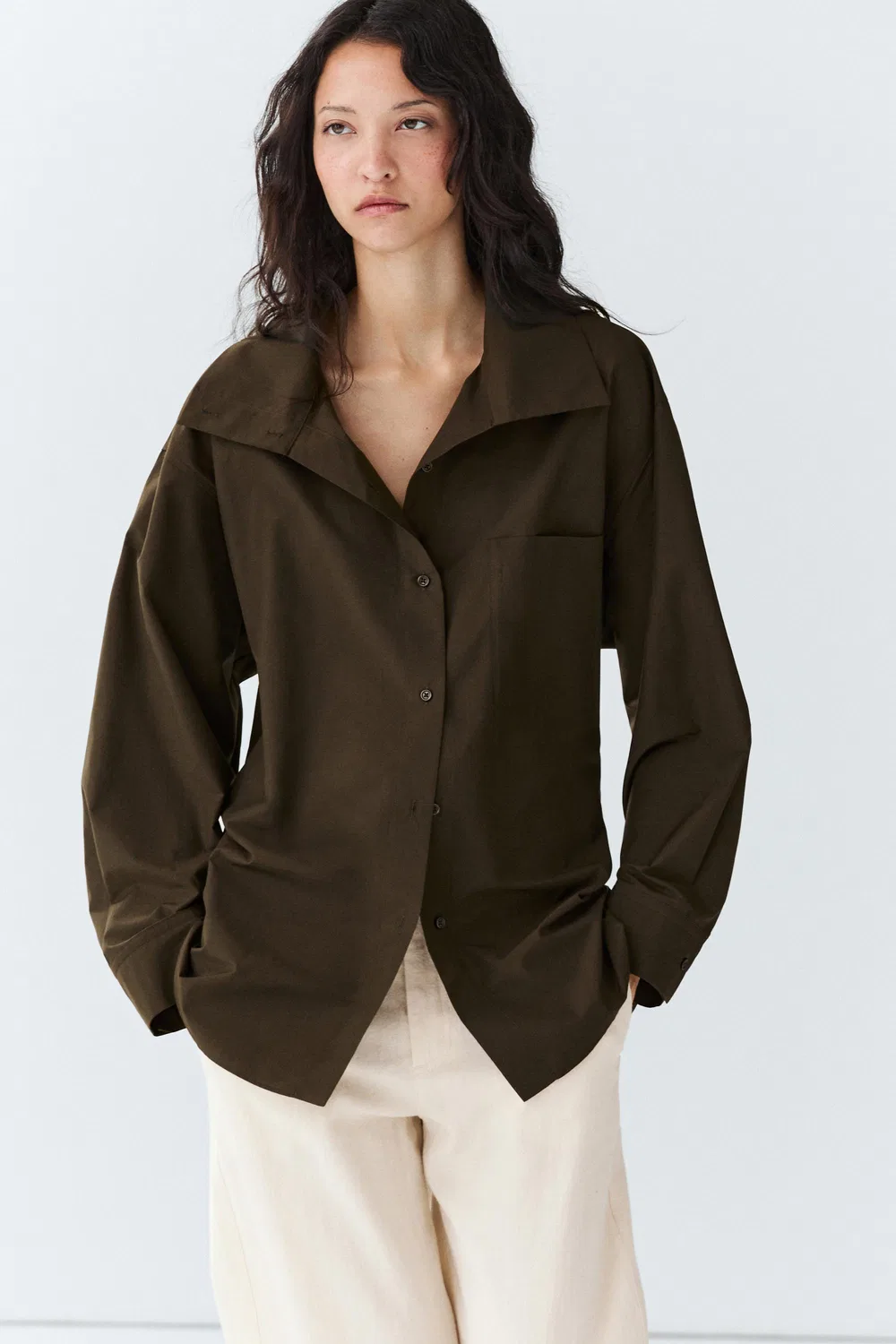 Рубашка Massimo Dutti, с высоким воротником и пряжкой, хаки — фото 3