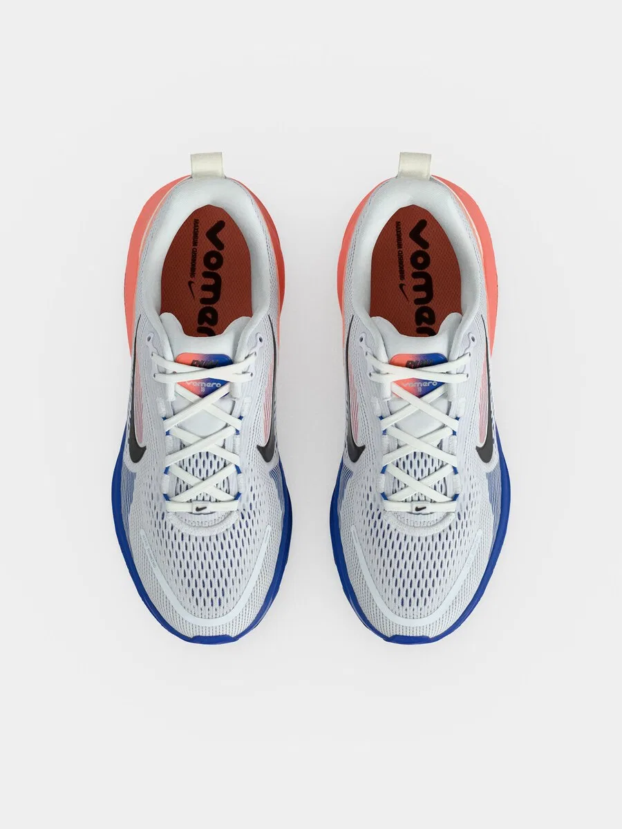 Кроссовки NIKE Athletic Shoes 'VOMERO 18' белого цвета — фото 3
