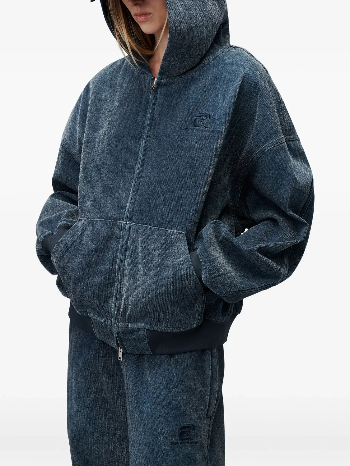 Брюки джоггеры из денима синие Alexander Wang, синий — фото 2