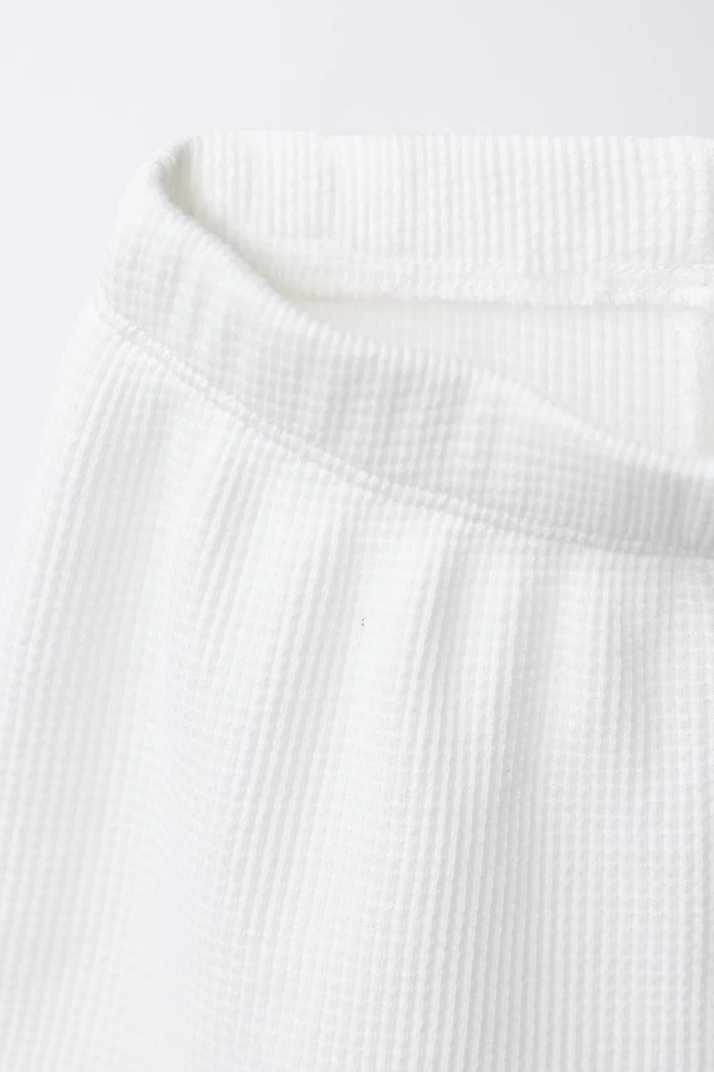 Комплект из простой футболки и шорт-бермуд из вафельной вязки ZARA, Oyster-White — фото 4