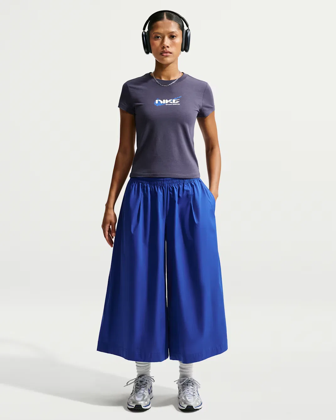 Женская облегающая укороченная футболка в стиле Mod Nike Sportswear Chill Knit, Gridiron — фото 4