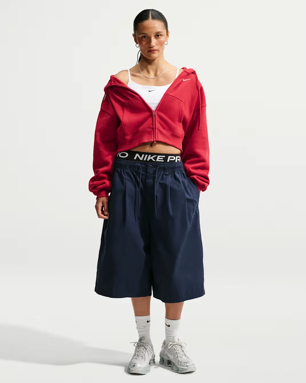 Женская укороченная толстовка оверсайз на молнии Nike Studio Fleece Medium Weight, Tough Red/Sail — фото 4