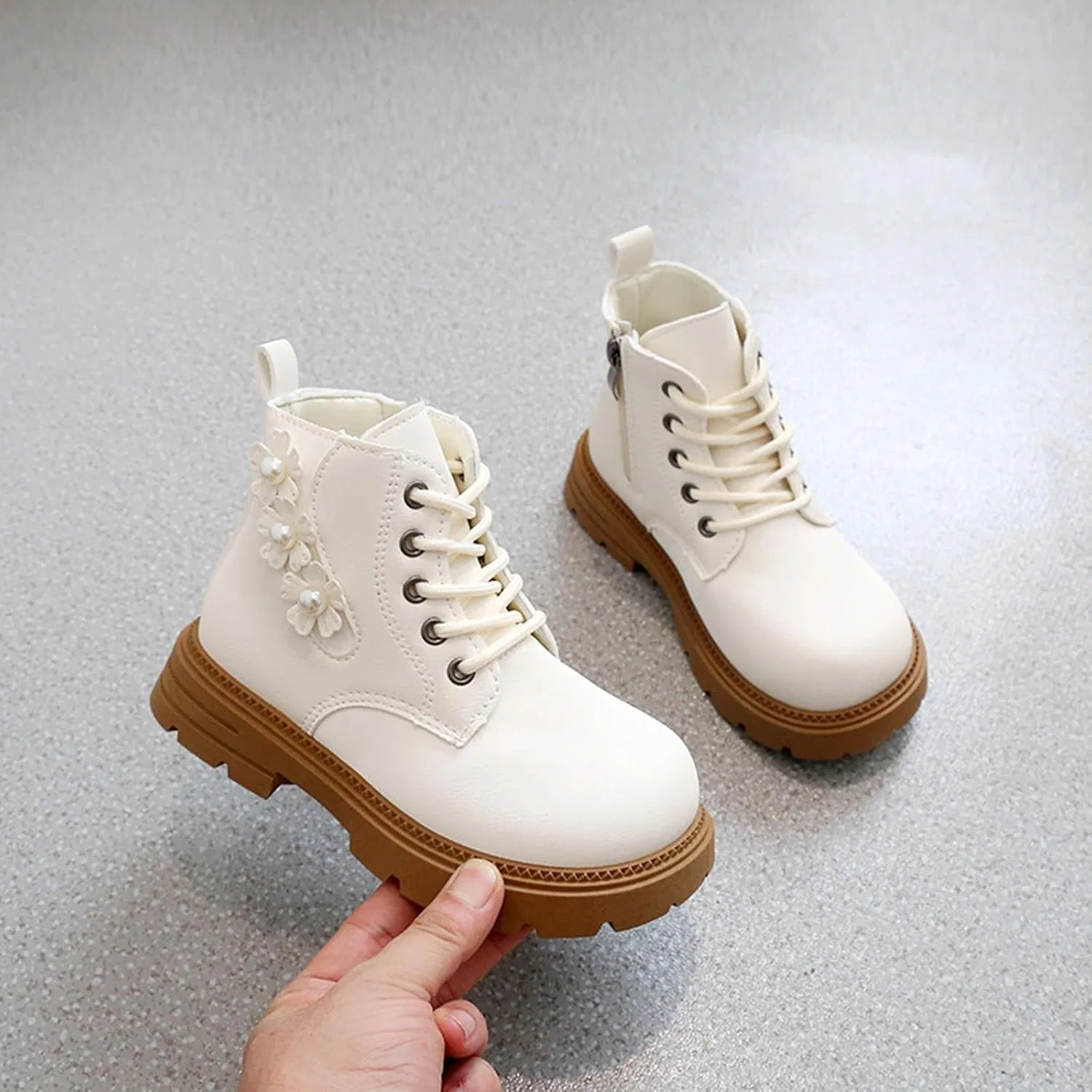Детские ботинки для девочек с принтом, модель Girls Lace-Up Combat Ankle Boots, White — фото 3