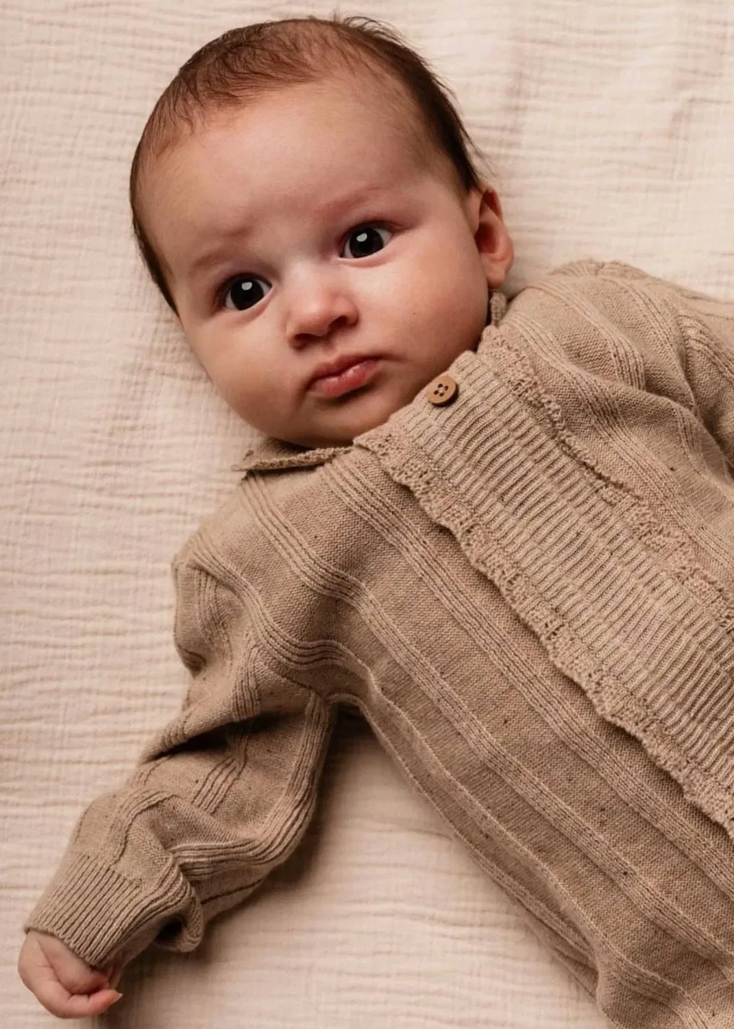 Детский вязаный комбинезон-боди с оборками Cotes Knitted Coverall Baje Studio, Peach Almond — фото 2