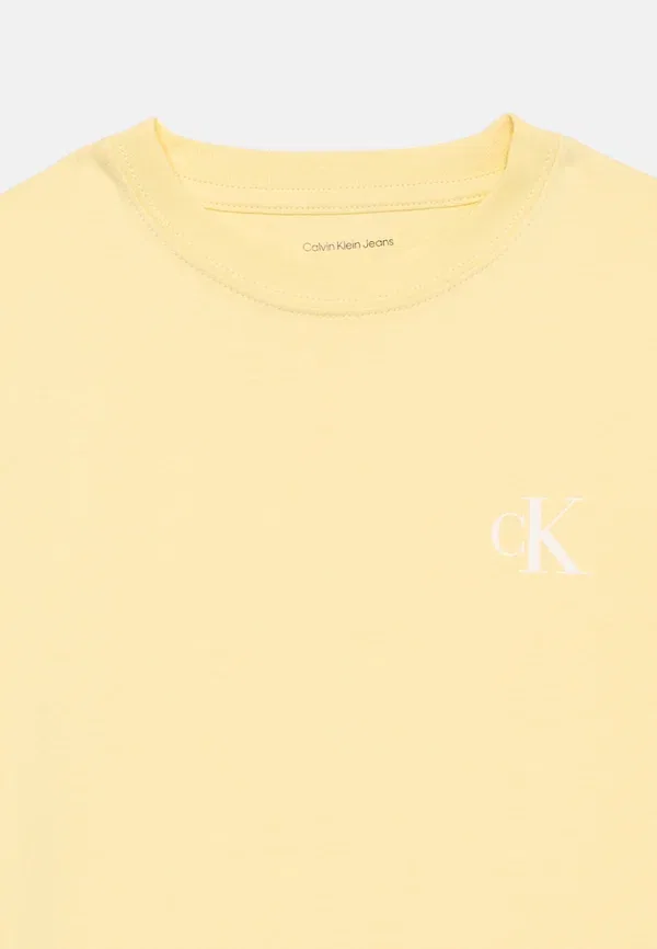 Комплект из двух базовых футболок унисекс с монограммой Calvin Klein Jeans, ванильный — фото 4