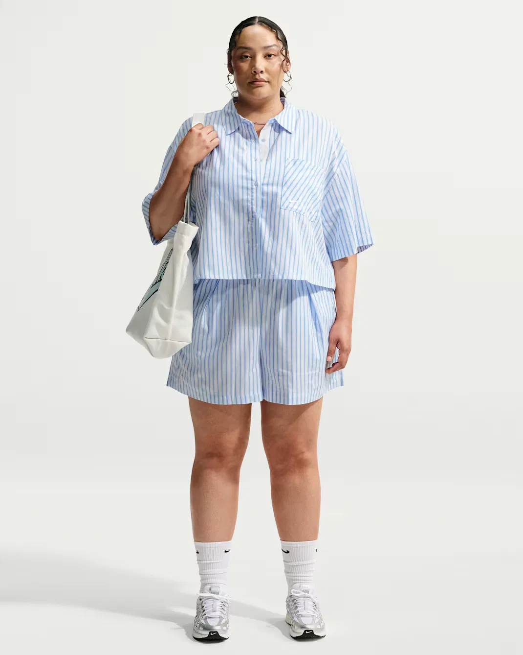 Женские свободные шорты средней посадки в полоску (большие размеры) Nike Sportswear Chill Poplin, Light Photo Blue/Hydrogen Blue/Summit White