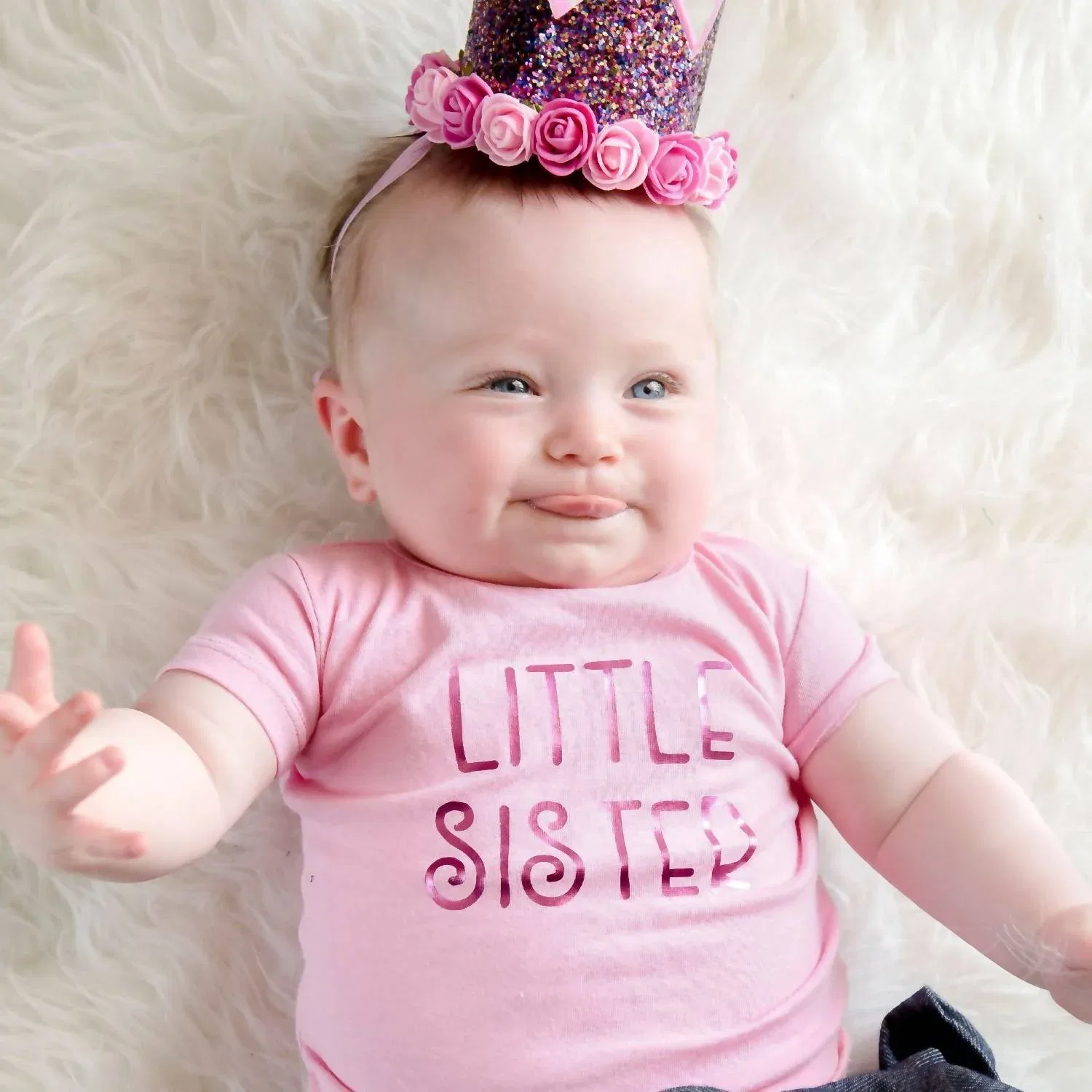 Детская футболка для девочек с надписью Little Sister SWEET wink, розовый — фото 2