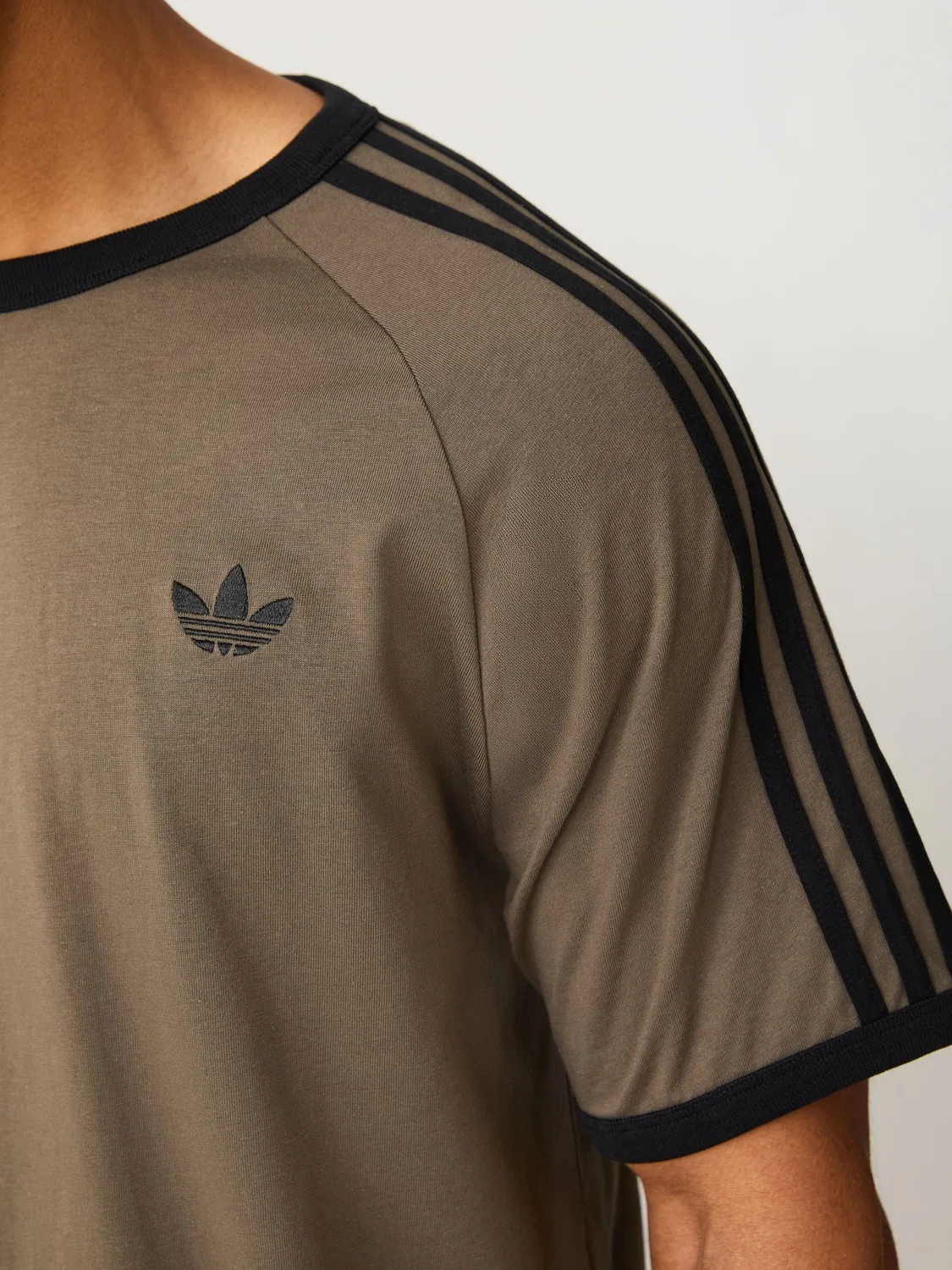 Футболка с 3 полосками adidas Originals, хаки — фото 4