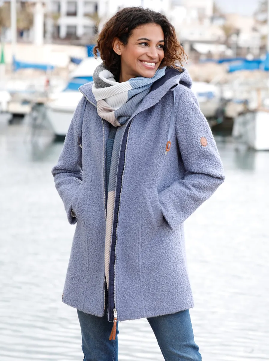 

Повседневный образ: длинная куртка с капюшоном Casual Looks, синий