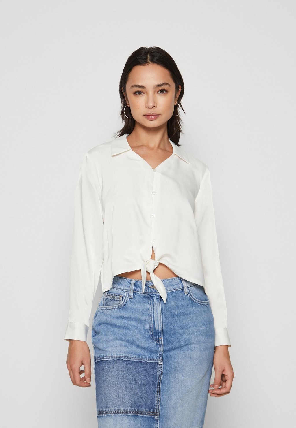 

Блузка-рубашка ONLKIKI SAKA LIFE KNOT SHIRT ONLY Petite, цвет cloud dancer