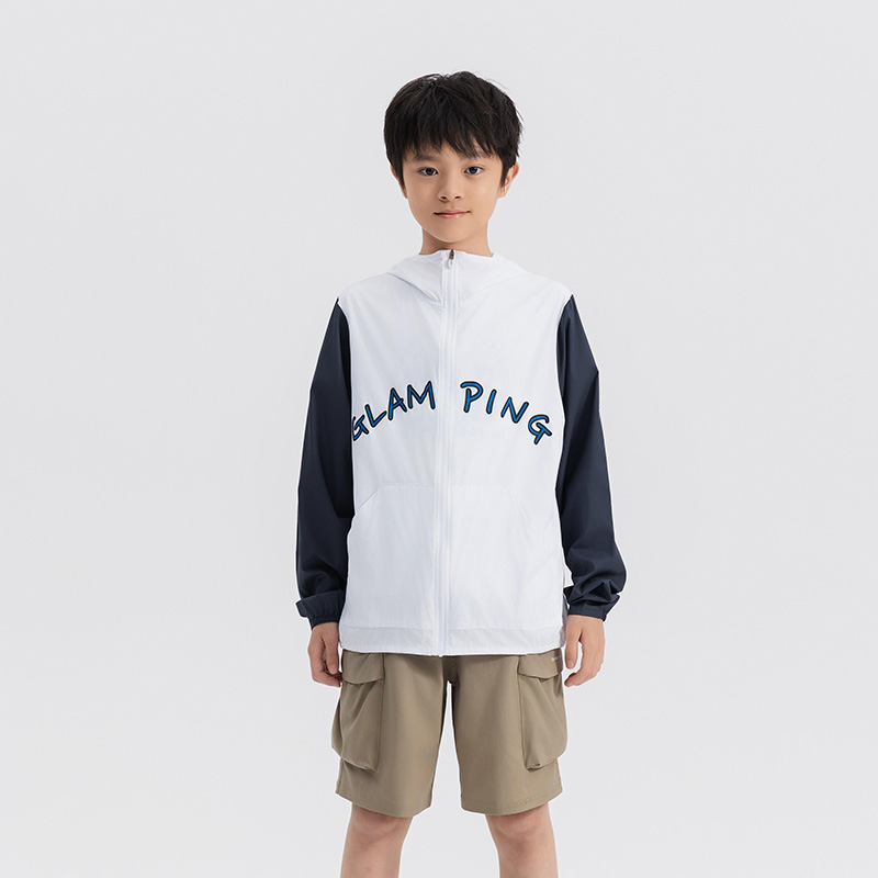 

Мужская подростковая горная трекинговая куртка от солнца Quechua Helium MH500 - белый/тёмно-синий