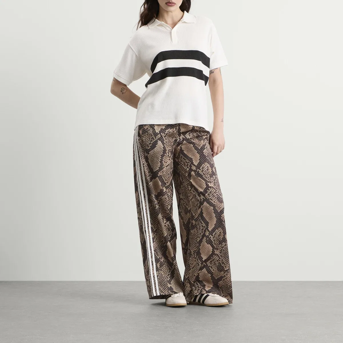 Штаны спортивные из сатина с принтом Satin Wide Leg Track Pant Adidas, Linen & Magic Beige — фото 4