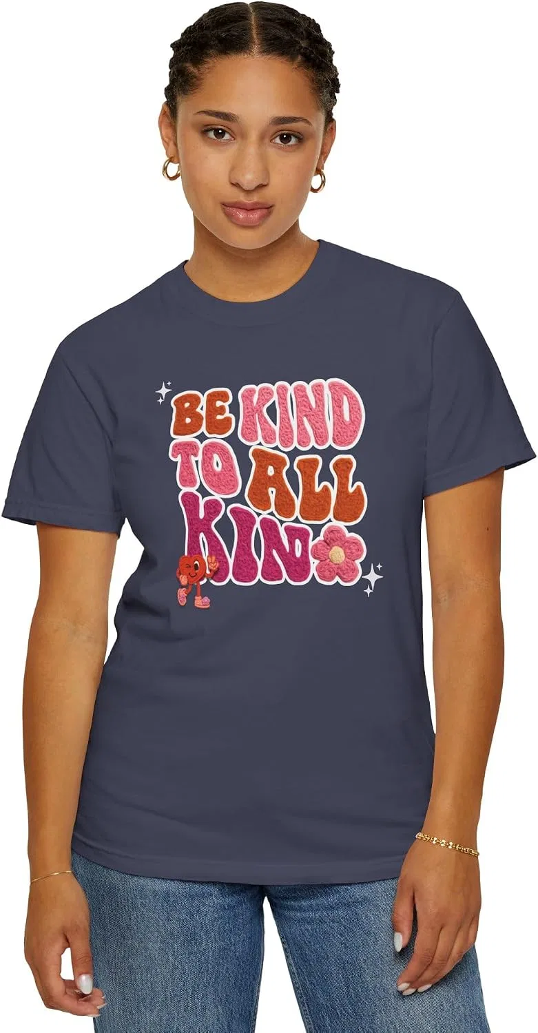 Женская футболка с принтом Be Kind to All Kinds, джинсово-синий — фото 3