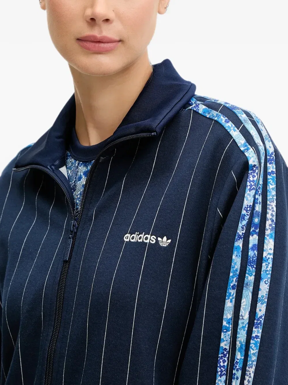 Свитер adidas в тонкую полоску с рукавами с цветочным принтом, синий — фото 4