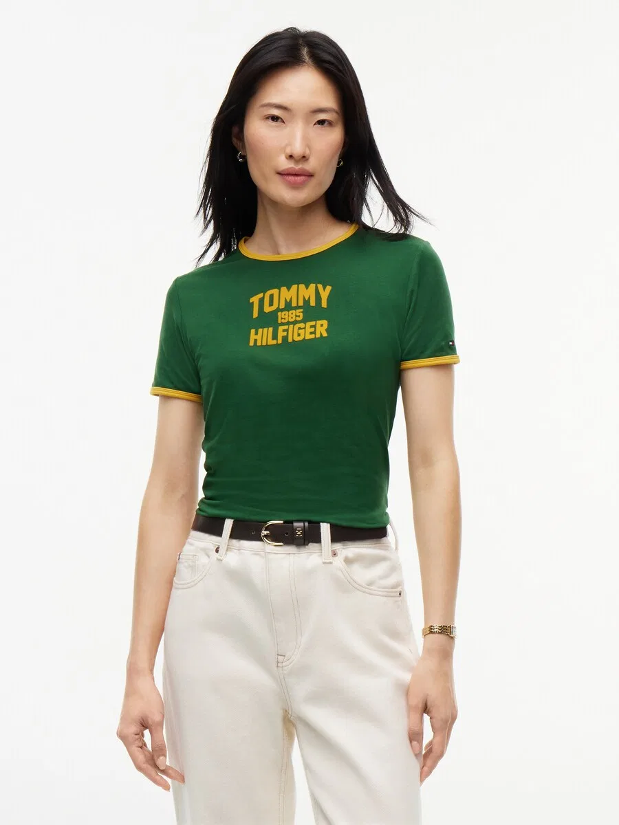Футболка TOMMY HILFIGER 'Varsity' темно-зеленого цвета — фото 2