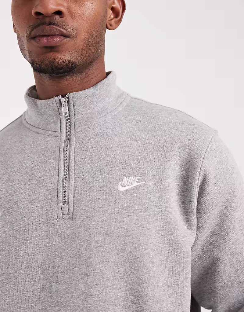Свитшот Nike Club с логотипом и застежкой-молнией на четверть длины, серый — фото 3