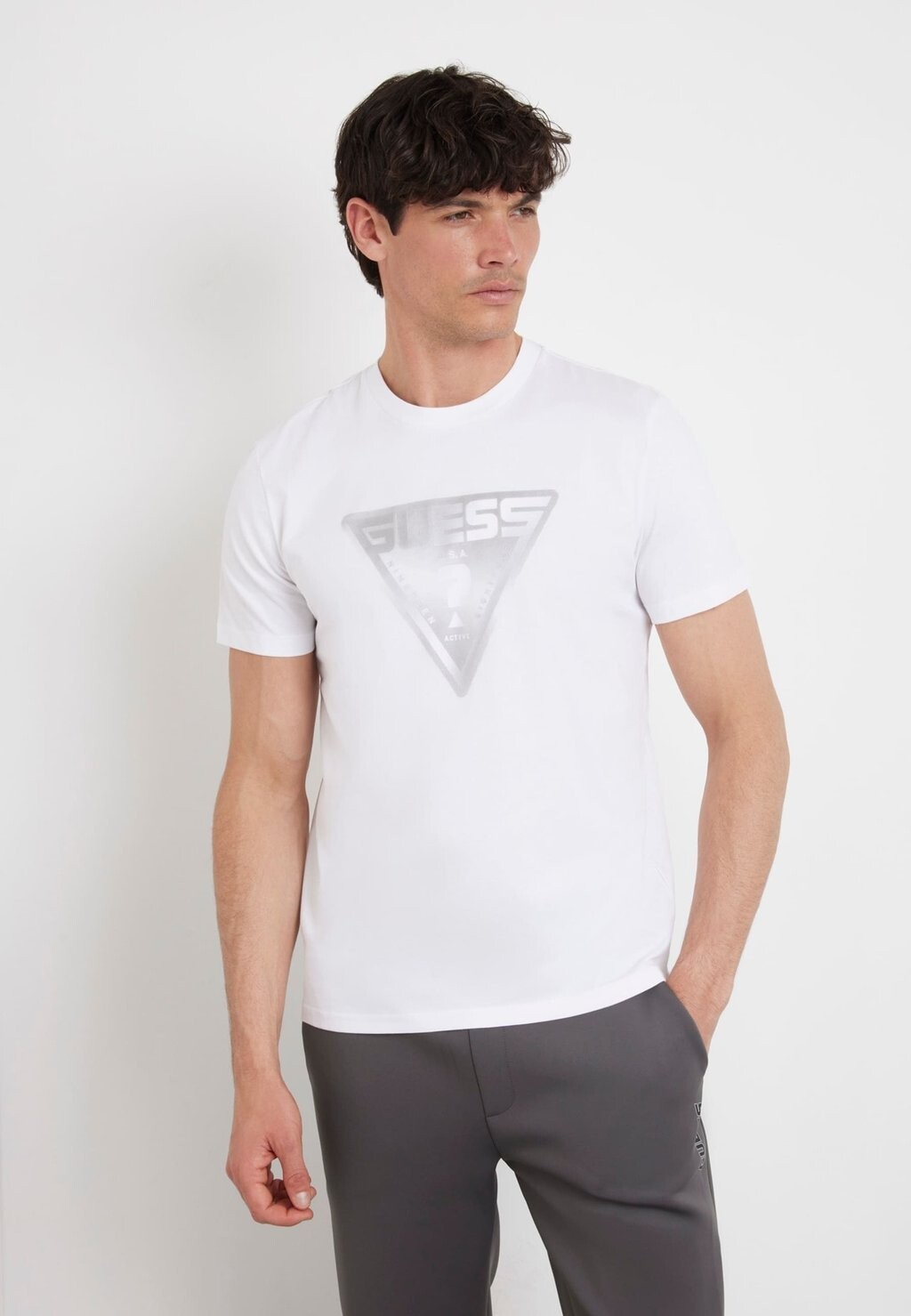 

Футболка с принтом Mit Logo-Dreieck Vorn Guess, weiß