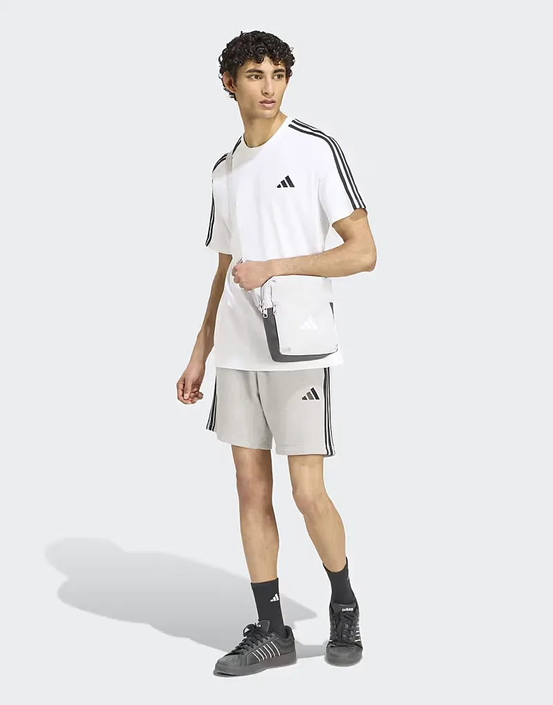 Футболка Adidas Performance Essentials с тремя полосками, расположенными на левой стороне груди, бело-черного — фото 2